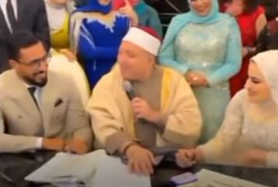 فيديو طريف للمأذون الملقب بـ"الفرفوش" في مصر يثير ضجة على مواقع التواصل 