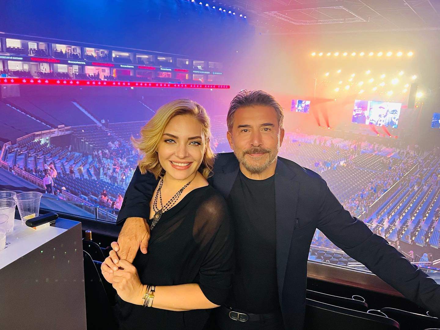 عابد فهد بصورة عفوية مع ابنيه وهم يتابعون زوجته زينة يازجي في برنامجها التلفزيوني