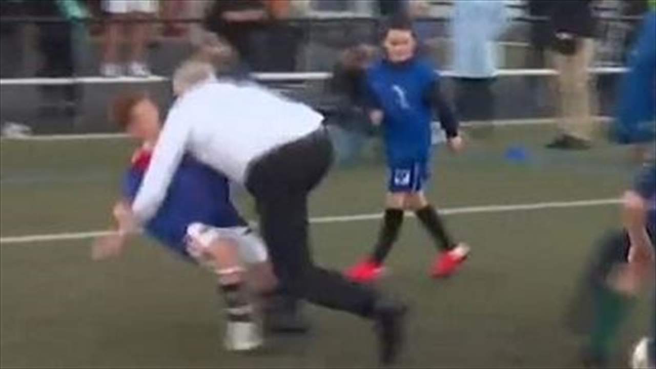 بالفيديو - رئيس وزراء استراليا يوقع ولداً أثناء مباراة ترفيهية