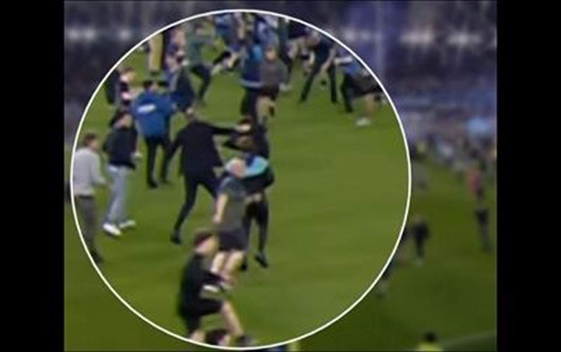 فيديو - مدرب كريستال بالاس يضرب مشجعاً منافساً