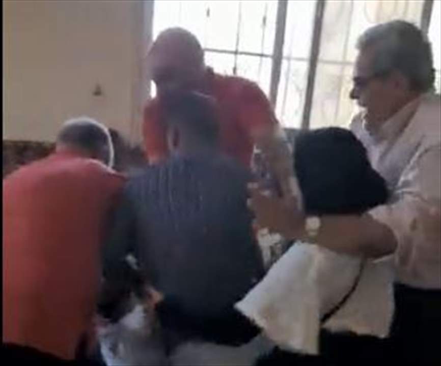 بالفيديو ـ في مصر .. رجل يعتدي على طليقته وإبنته ويُثير موجة غضب على مواقع التواصل 