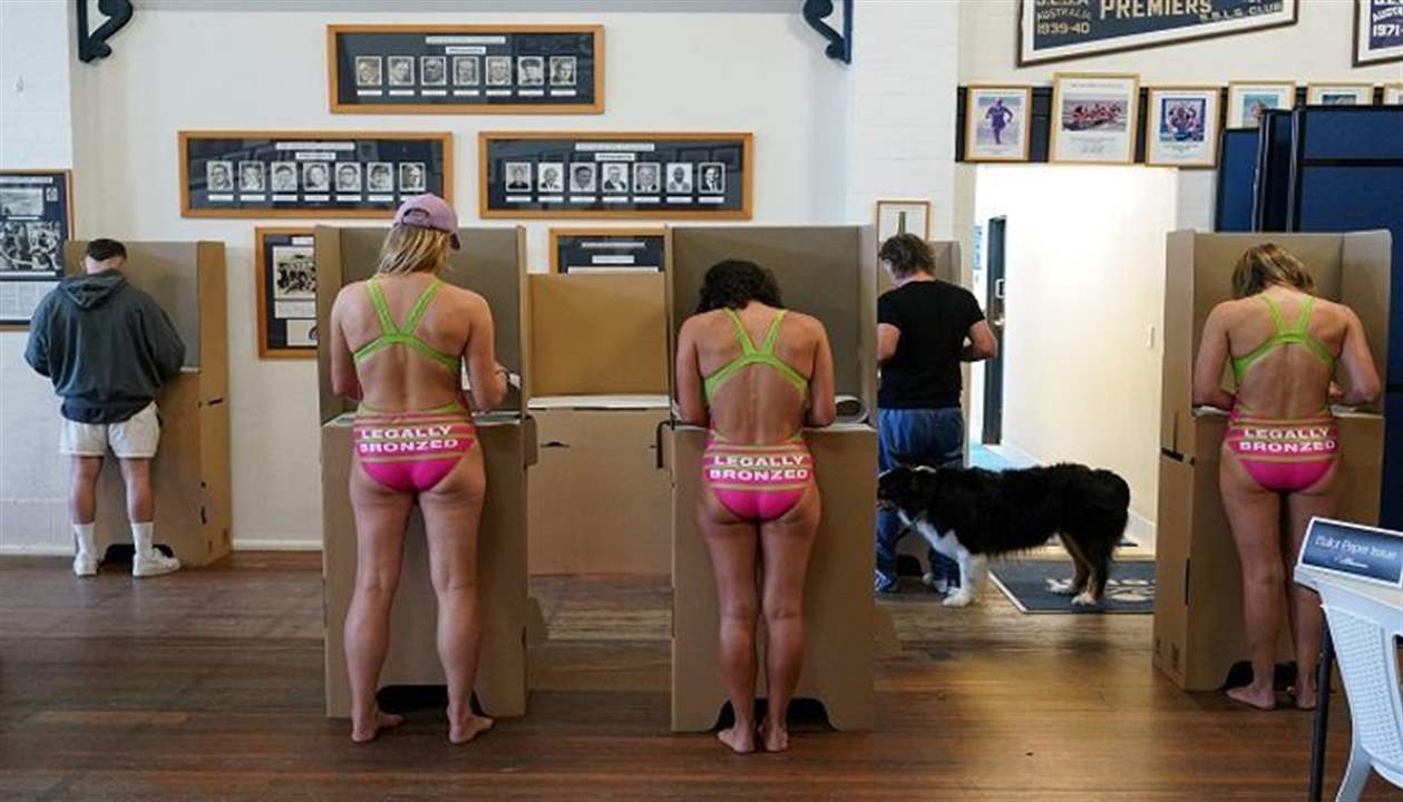 بالصور  ـ  انتخابات أستراليا.. تصويت بملابس البحر !