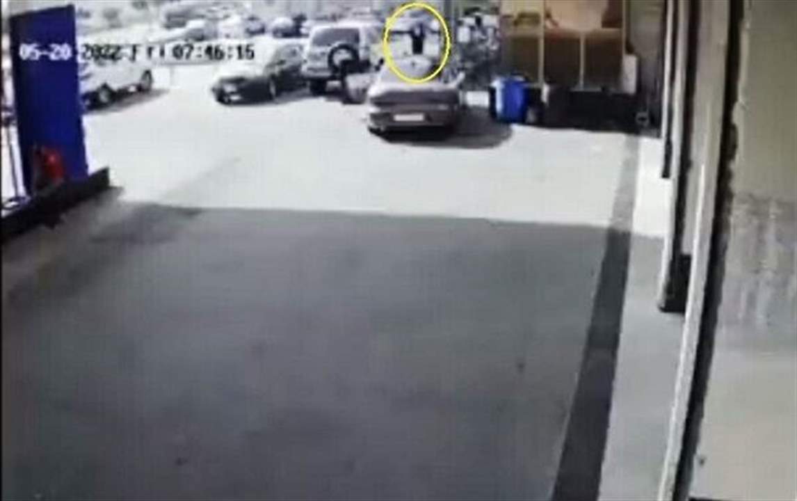 بالفيديو - في عملية شبيهة بأفلام هوليود.. شاب سعودي يحبط سرقـ ـة سيارته في الرياض