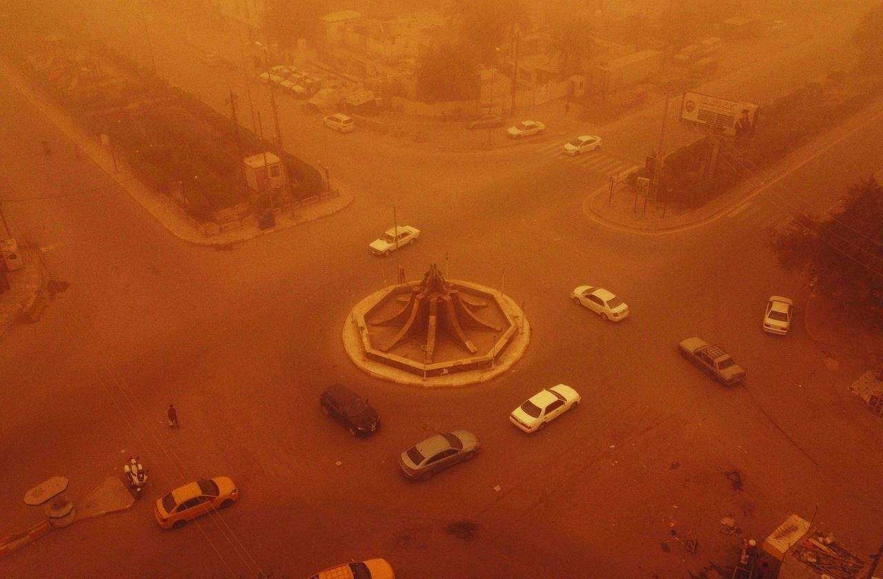 العواصف الترابية تشل الحركة في العراق بشكل كامل