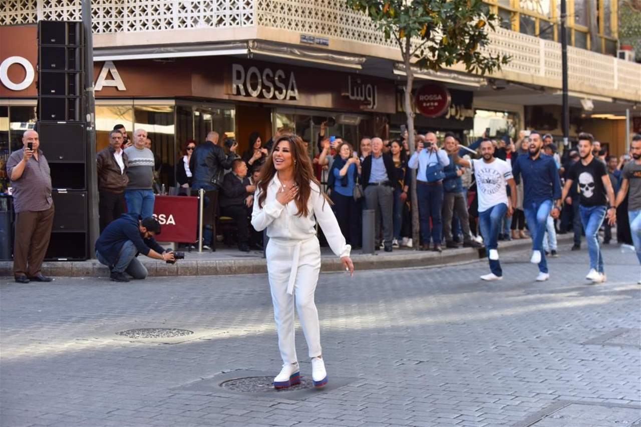 نجوى كرم تحتفل بوصول كليب اغنيتها "ملعون ابو العشق" لـ 200 مليون مشاهدة