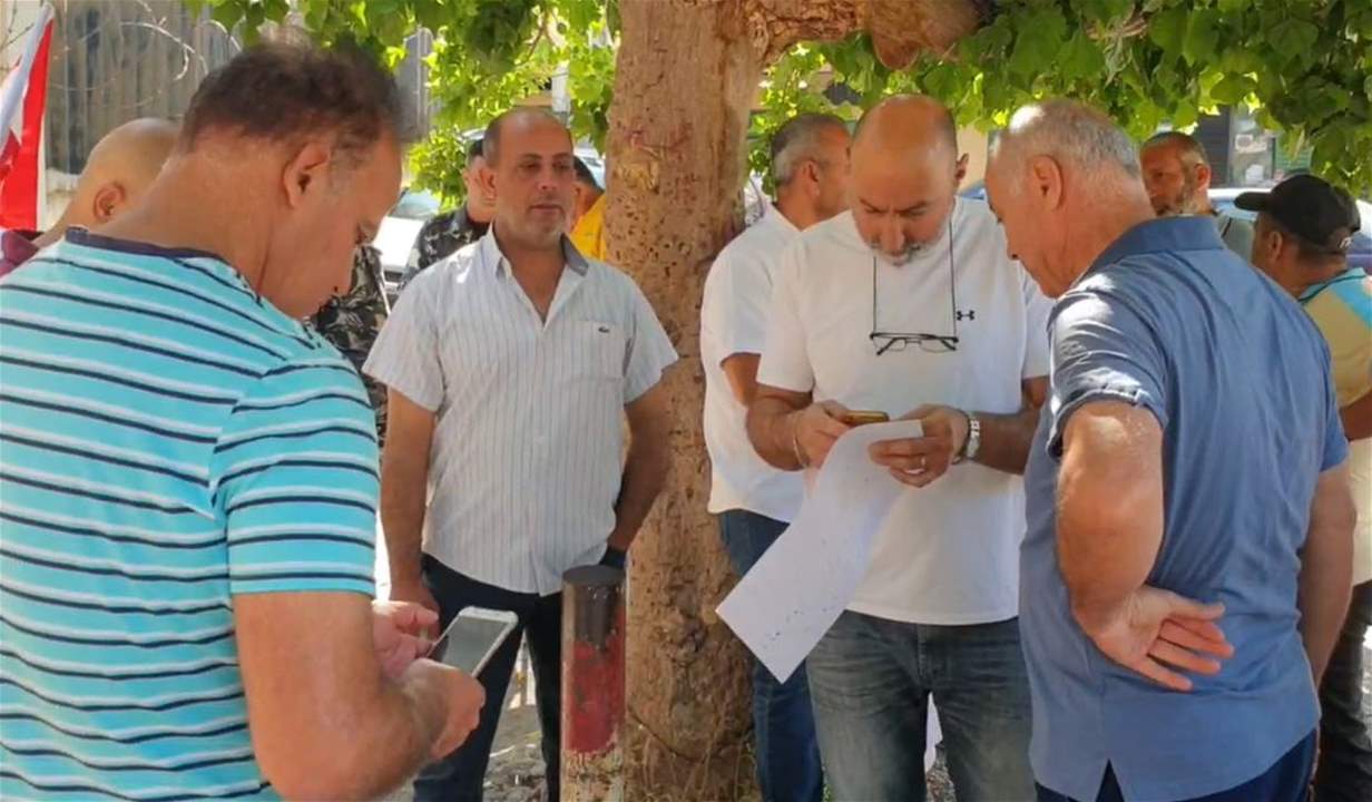 متقاعدو قوى الأمن نفذوا وقفة تضامنية امام سرايا حلبا احتجاجاً على توقيف المعاون حافظ عبد الرحيم