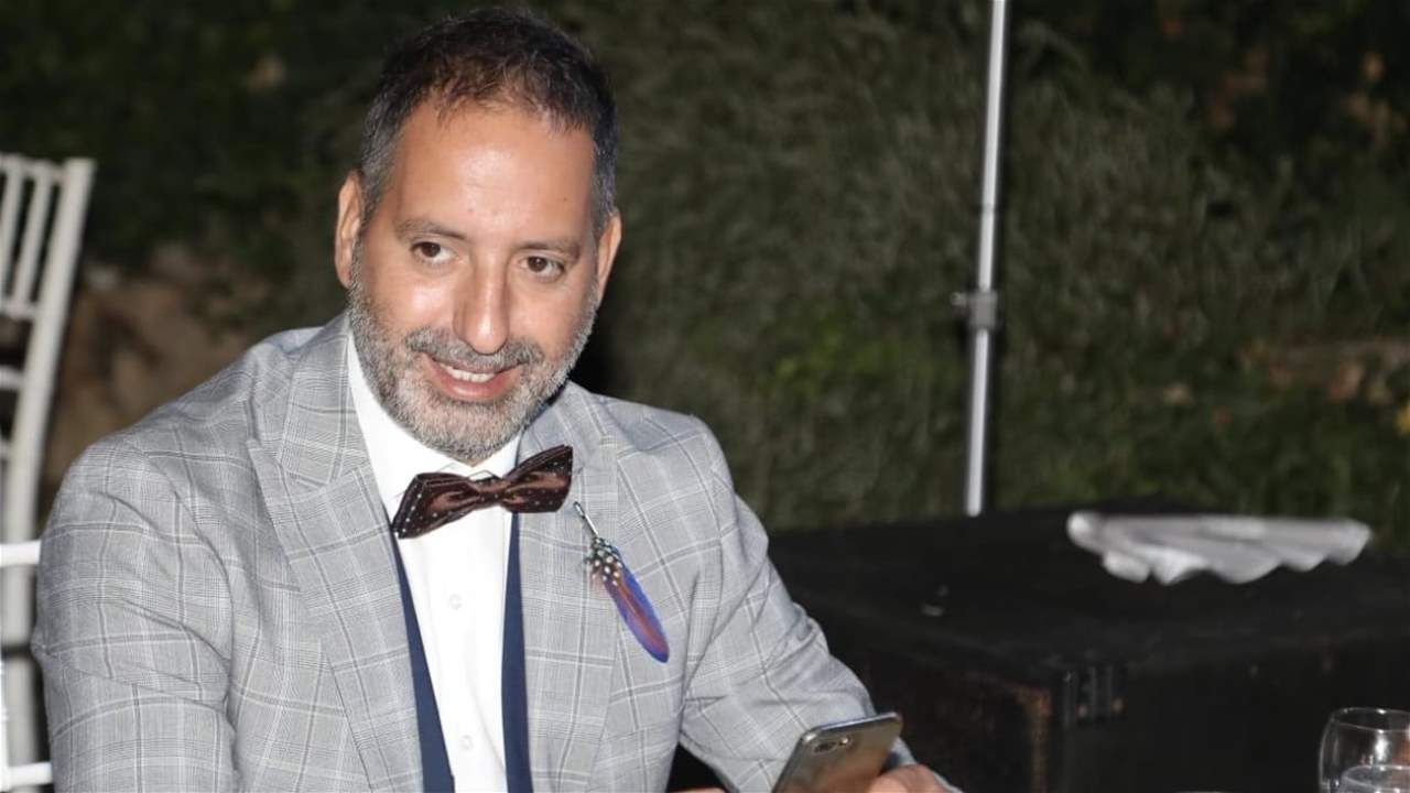 بالفيديو: أمير يزبك ينقذ الموقف أثناء حفل تخرج  