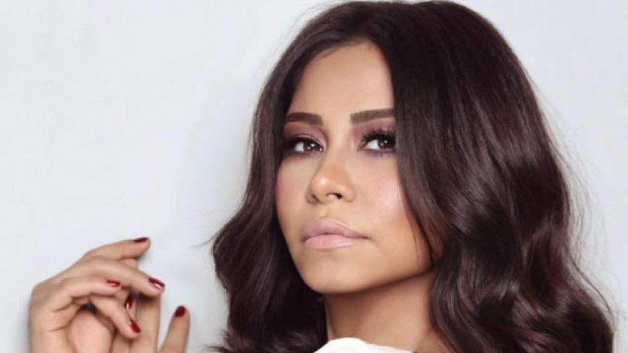 اعلامي مصري لــ شيرين عبد الوهاب: الشهرة جننتك.. اتفرغي لفنّك والبيوت أسرار!