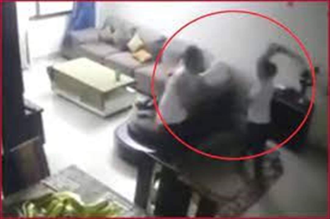 بالفيديو ـ مدير مدرسة يوثق الاعتداء المتكرر عليه من زوجته.. ويطلب الحماية من الدولة!