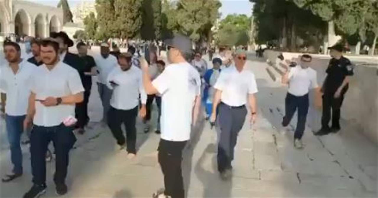 بالفيديو - المستوطنون يقتحمون  باحات المسجد الأقصى تحت حماية قوات الاحتلال الإسرائيلي