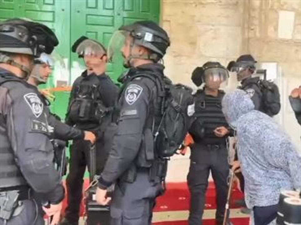  تتكئ على عكازها... بالفيديو: مسنة مقدسية تتصدى لقوات الاحتلال في المسجد الاقصى