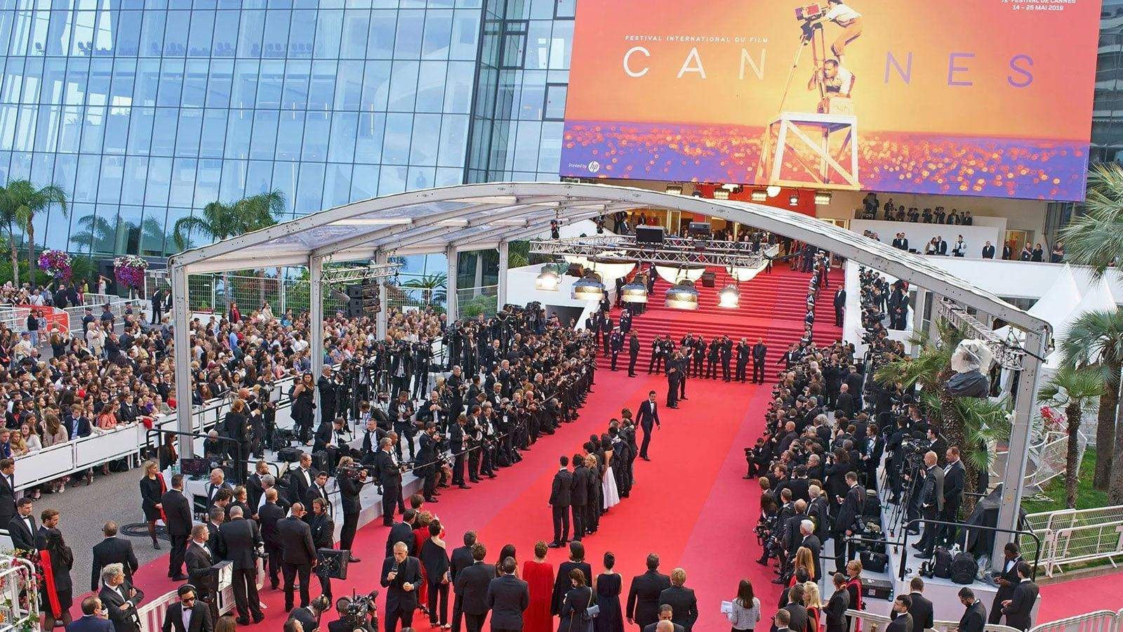 مخرج شهير منع من السير على السجادة الحمراء لمهرجان كان بسبب حذائه الغريب