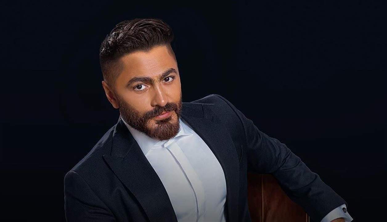 تامر حسني يفـ ـاجئ عروس ليلة زفافها..اختبأ خلف الكواليس 