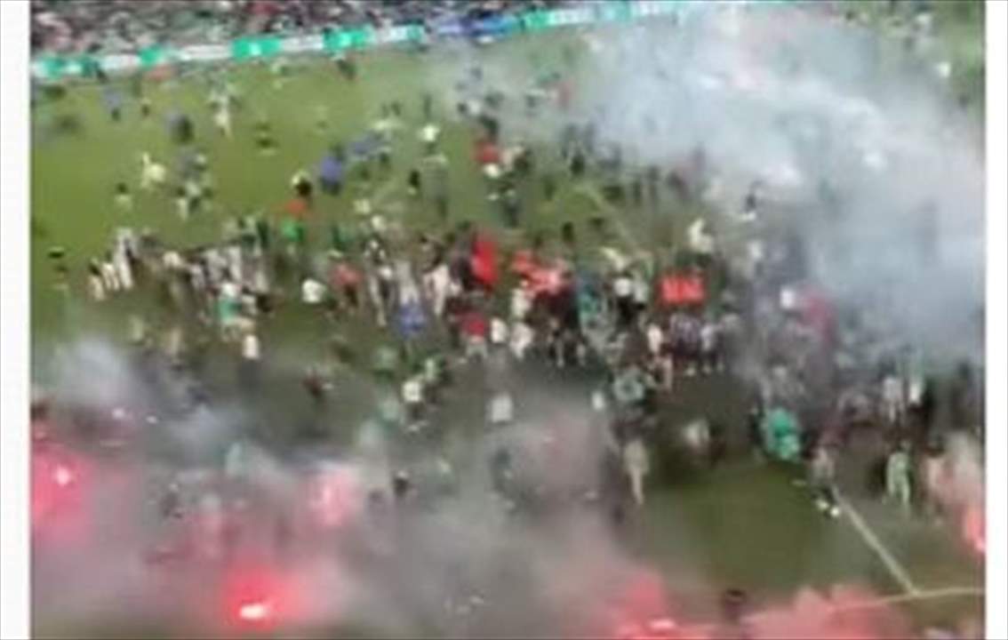 بالفيديو - الفريق العريق الى الدرجة الثانية والجمهور يجتاح الملعب