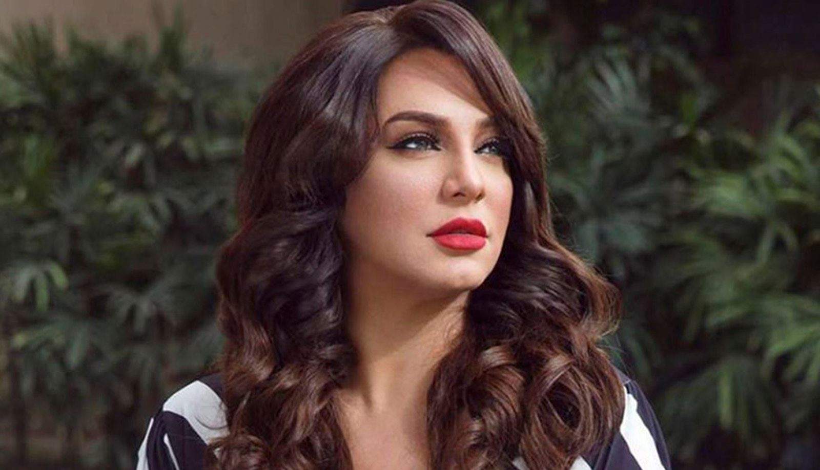 شاب تركي يركل مسنة سورية على وجهها وسلاف فواخرجي تعلق:لكم الله يا ابناء وطني