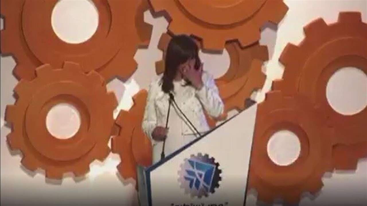 بالفيديو - وزيرة الهجرة المصرية تبكي على الهواء.. السبب؟