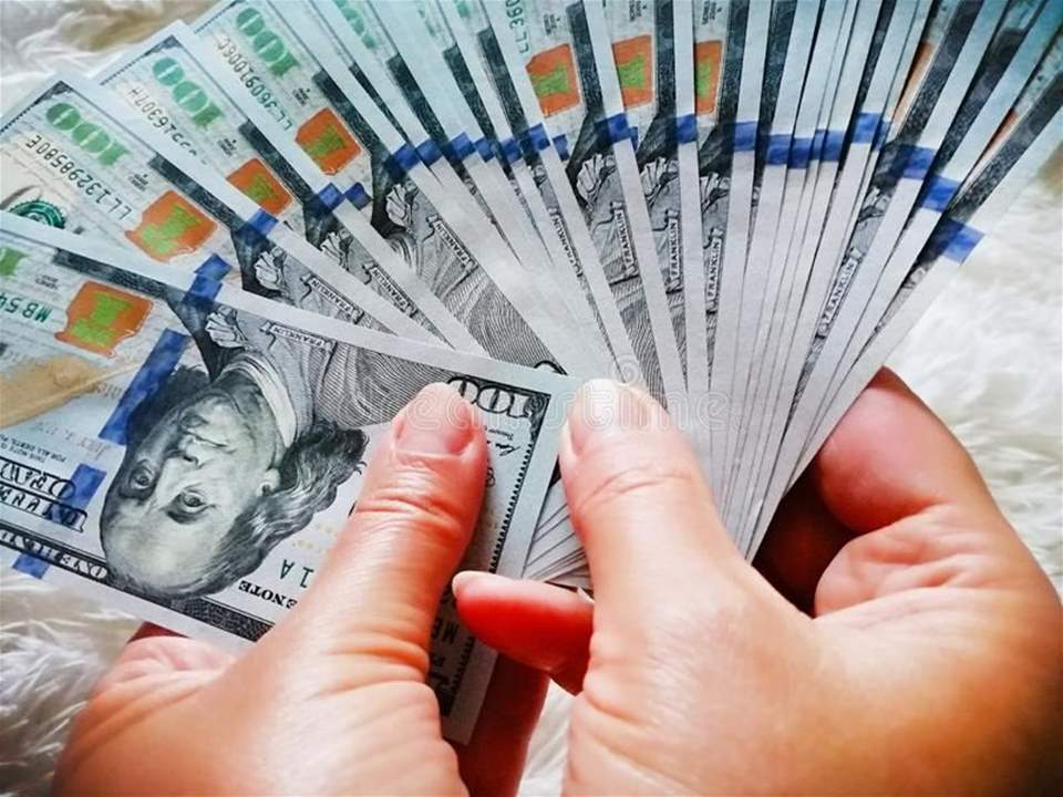 سيدة تعثر على 36 ألف دولار في أريكة منزلها !