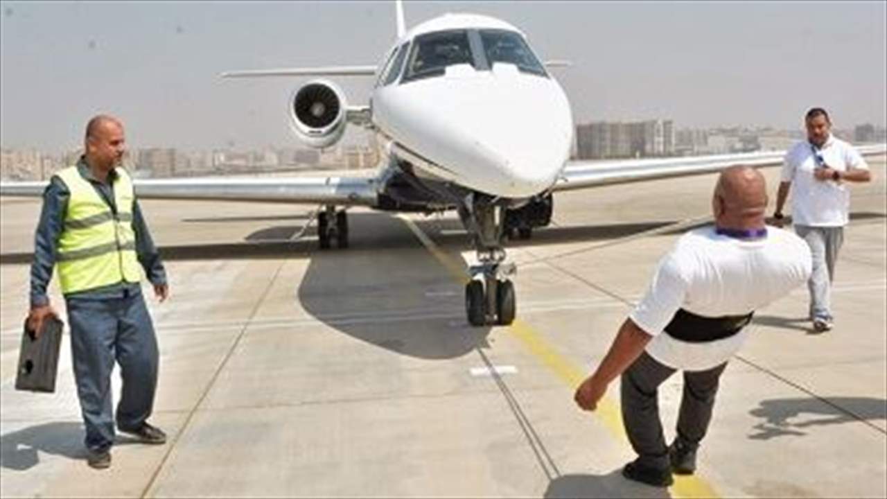 بالفيديو - شاب مصري يسحب طائرة بفمه 