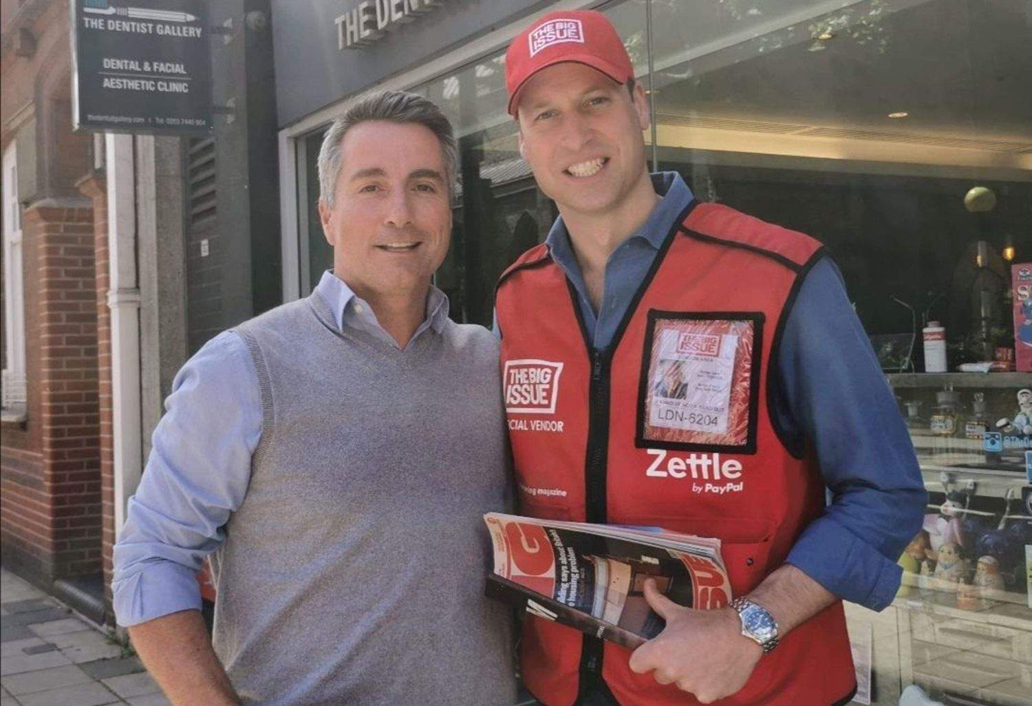 الأمير ويليام يبيع المجلات في شوارع لندن