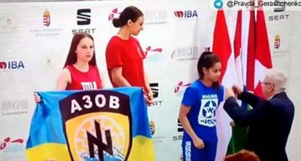 بالفيديو - بطلة أوكرانية ترفع علم كتيبة آزوف المتطرفة