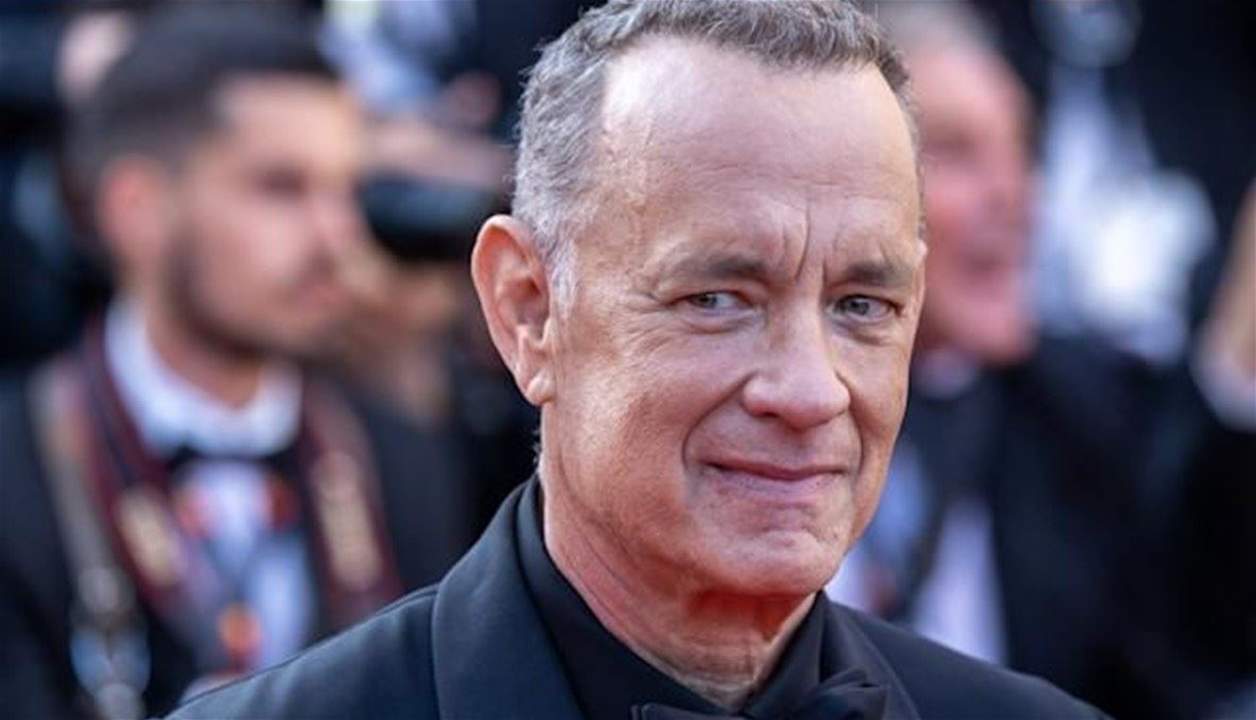 زوجة توم هانكس كادت ان تقع ارضا بسبب تدافع المعجبين وهو ينـ ـفعل عليهم