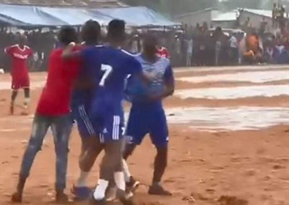 بالفيديو - ماني في قريته بامبالي يلعب مع أبناءها