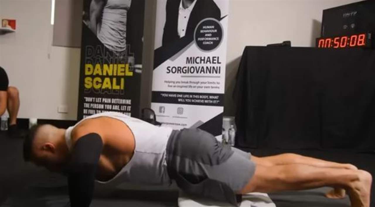 بالفيديو - شاب يسجل رقماً قياسياً في أكبر عدد "pushup" في ساعة واحدة