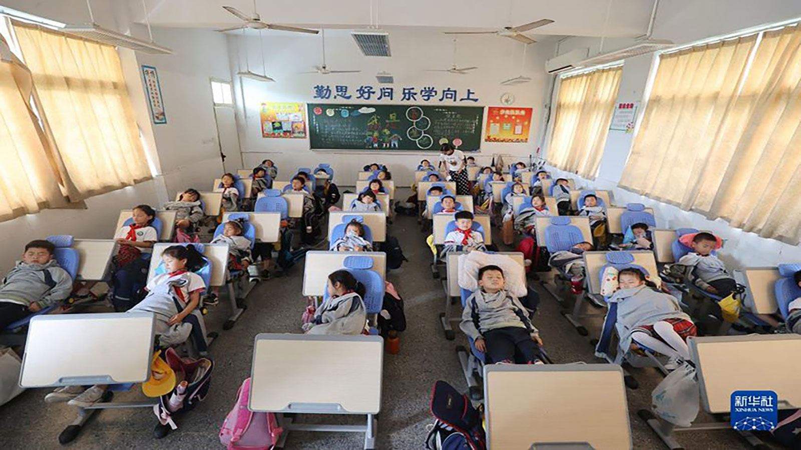 بالصور ـ في الصين .. طاولات وكراسي مدرسية تتحوّل إلى أسرّة "قيلولة" ظهراً !