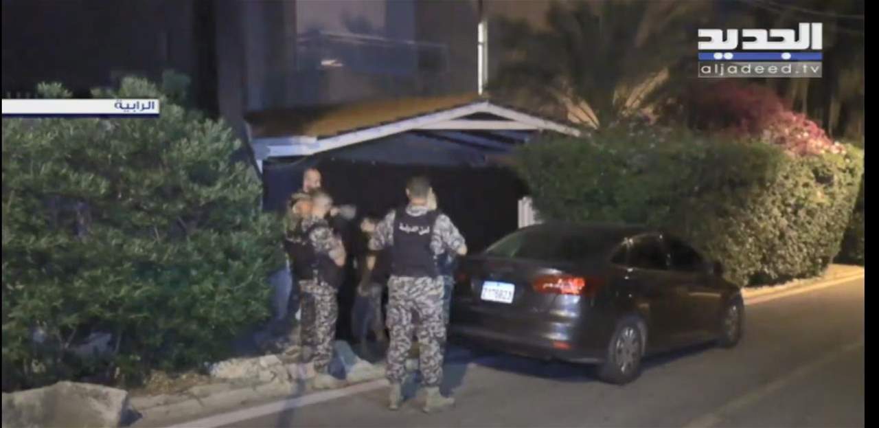 من أمام منزل حاكم مصرف لبنان رياض سلامة في الرابية بعد مداهمته من أمن الدولة بإشارة من القاضية غادة عون