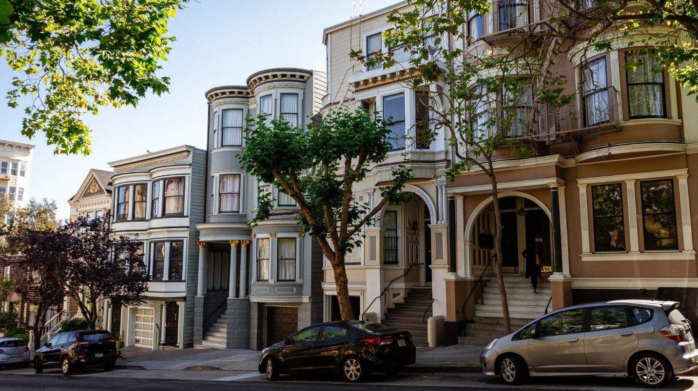 في غمرة انشغالها.. أم نسيت طفلها بالسيارة فوقعت "الكارثة"