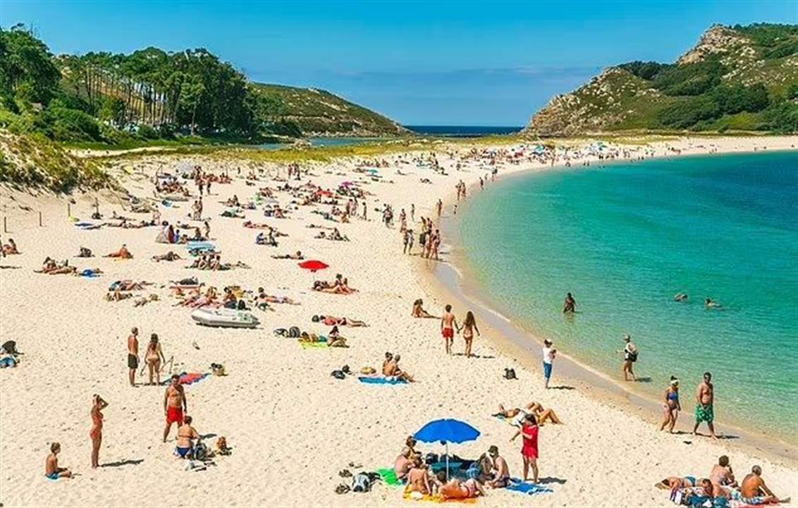 مدينة إسبانيّة تفرض غرامة 750 يورو على السائحين بحال "التبوّل في البحر" !