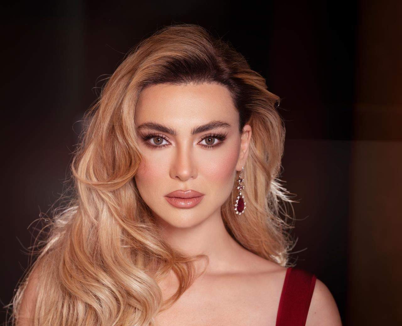 ستيفاني صليبا ترد على انتقادات احتفالها بعيد ميلاد كلبها Foxy  وتعترف بخطئها بسبب تصريح فستانها الشهير في الجونة "التضحية من اجل الجمهور"