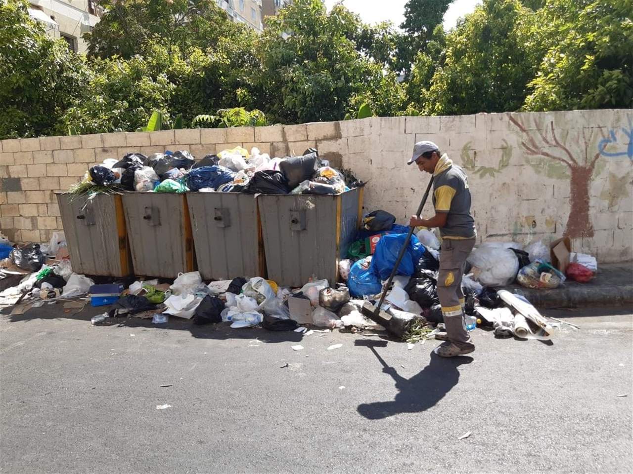 بلدية مجدلا تعلن التوقف عن جمع النفايات لعدم توفر الإمكانات