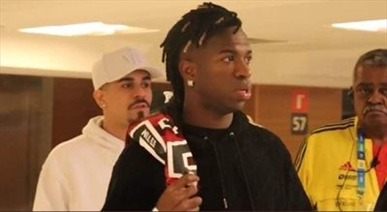 بالفيديو - فينيسيوس New look في مُدرّجات فلامنغو !!