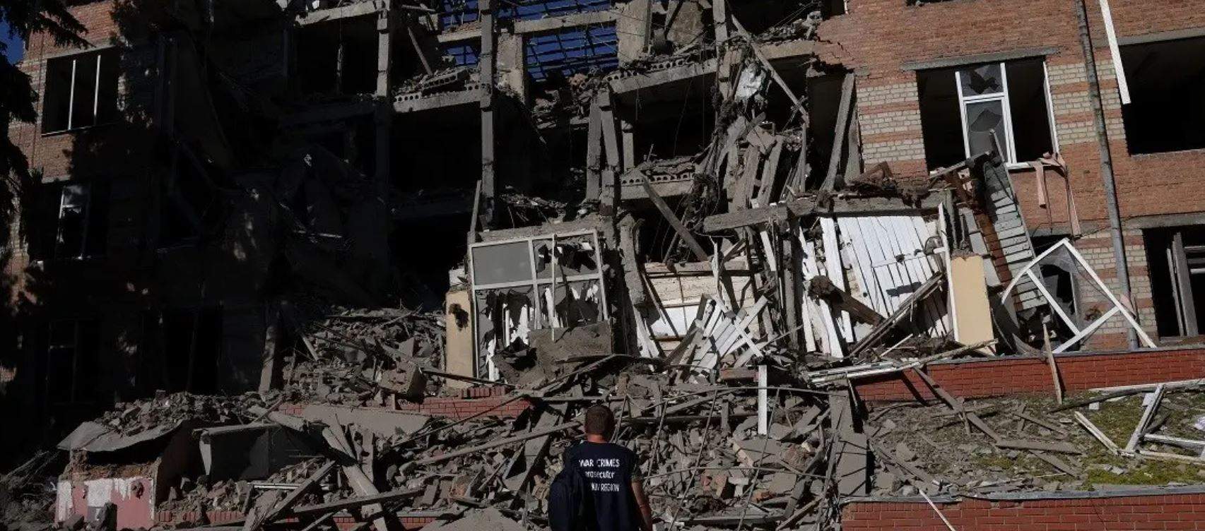 روسيا تقصف أوديسا وتسيطر على مصفاة نفط في ليسيتشانسك.. ومساعدات أميركية وبريطانية "لمنع هزيمة أوكرانيا"