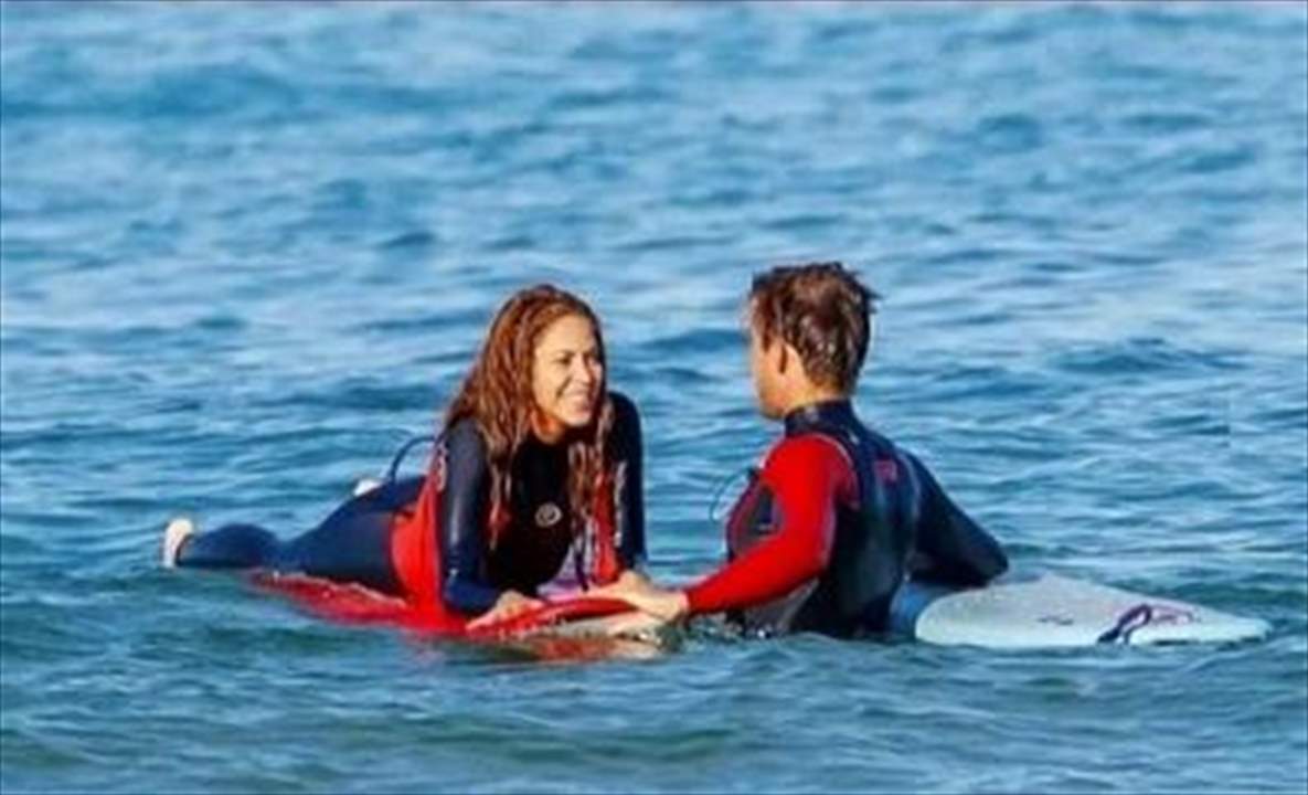 ​مفاجأة - شاكيرا تركب الأمواج مع شاب وسيم