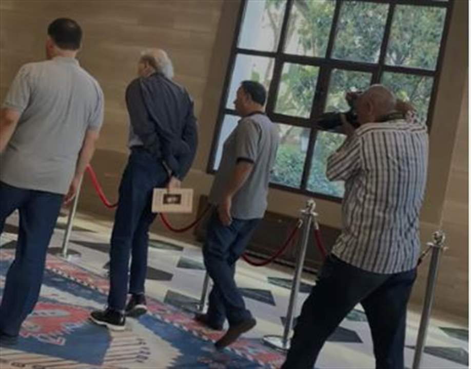 بالصورة ـ ما هو الكتاب الذي يحمله جنبلاط خلال زيارته إلى عين التينة ؟