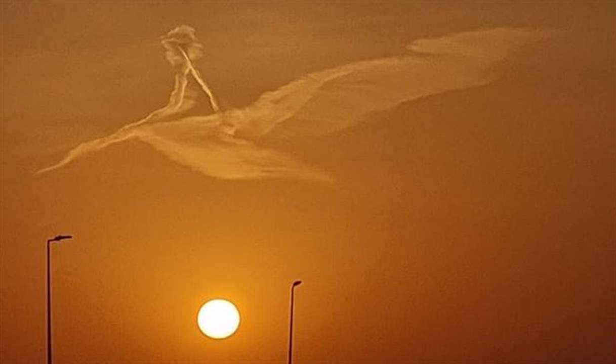 بالفيديو والصور ـ  لوحة فنية رائعة رسمتها الغيوم في السعودية.. "طفل يجلس على ظهر طير في السماء" !