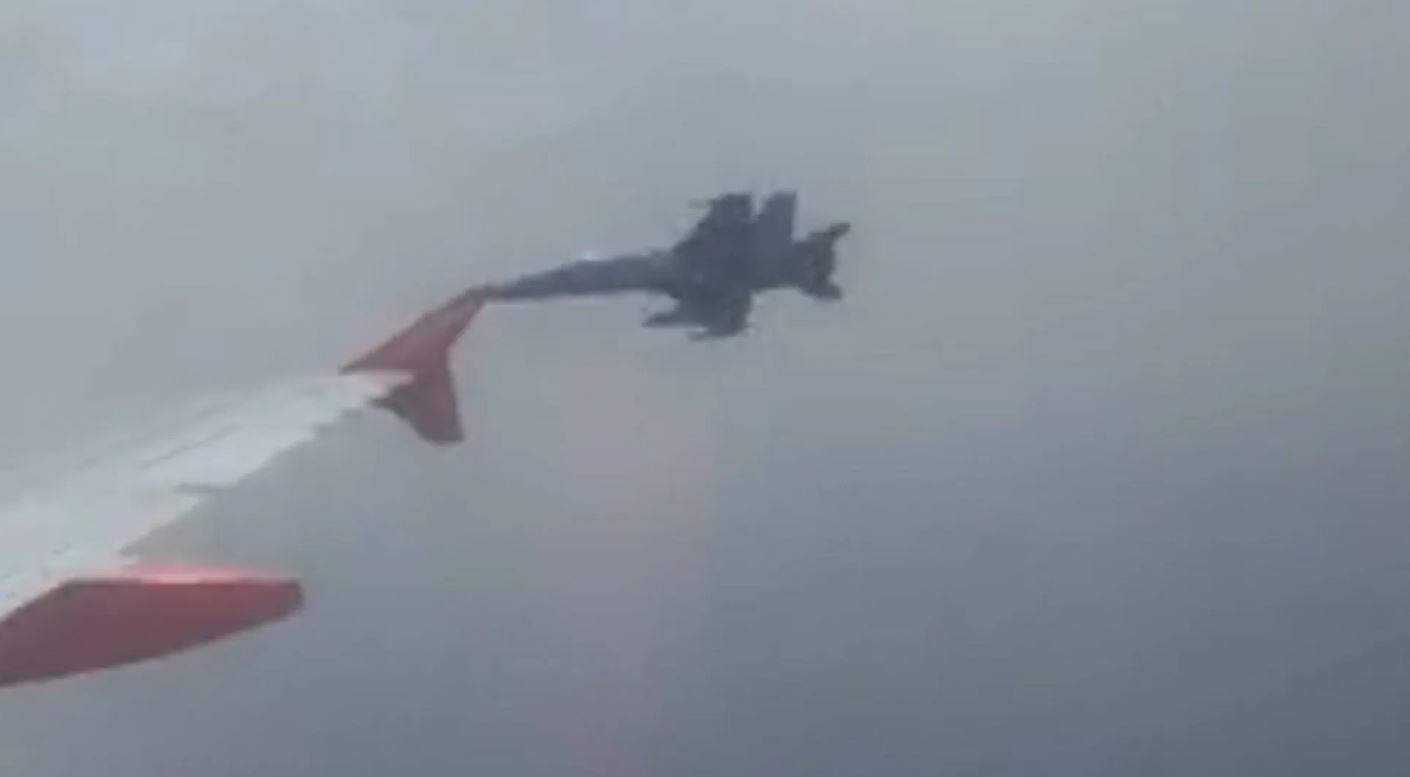 إنذار كاذب بقنبلة.. وفيديو لمقاتلة ترافق الطائرة المستهدفة