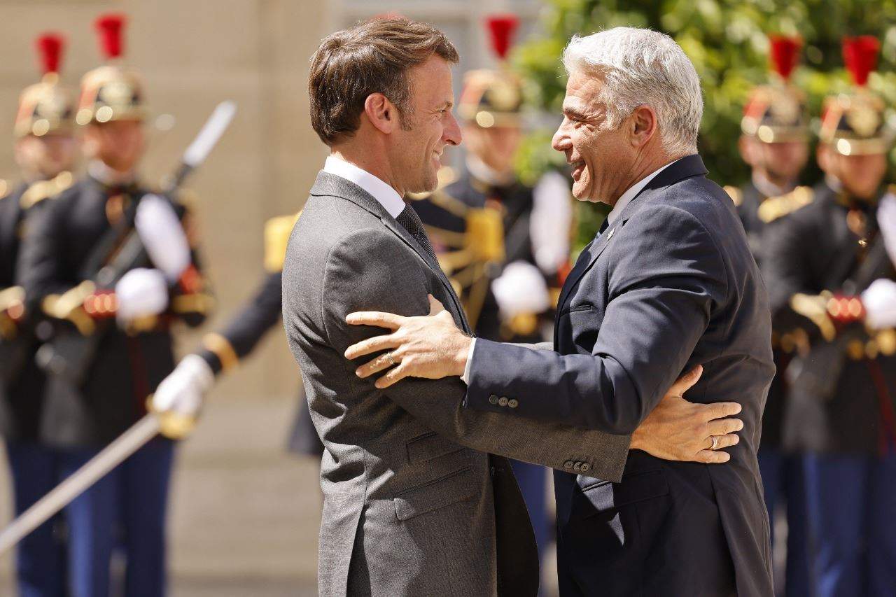   لبيد من باريس: لن نقف مكتوفي الأيدي أمام أي هجمات لحزب الله .. وماكرون: الاستقرار في لبنان محوري بالنسبة لفرنسا 