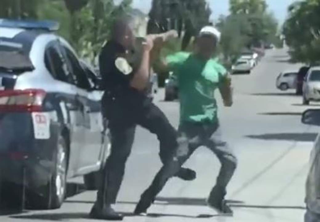   بالفيديو ـ في المكسيك .. الشارع يتحول إلى "حلبة ملاكمة" بين شرطي وشاب مشتبه به 