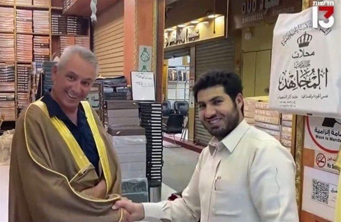 بالفيديو ـ مراسل إسرائيلي جديد يزور السعودية ويتجول في مساجدها