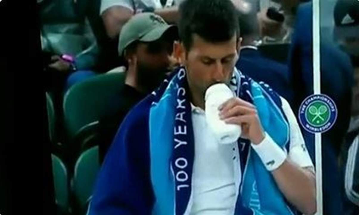 بالفيديو - ما هي المادة التي استنشقها ديوكوفيتش في ويمبلدون؟
