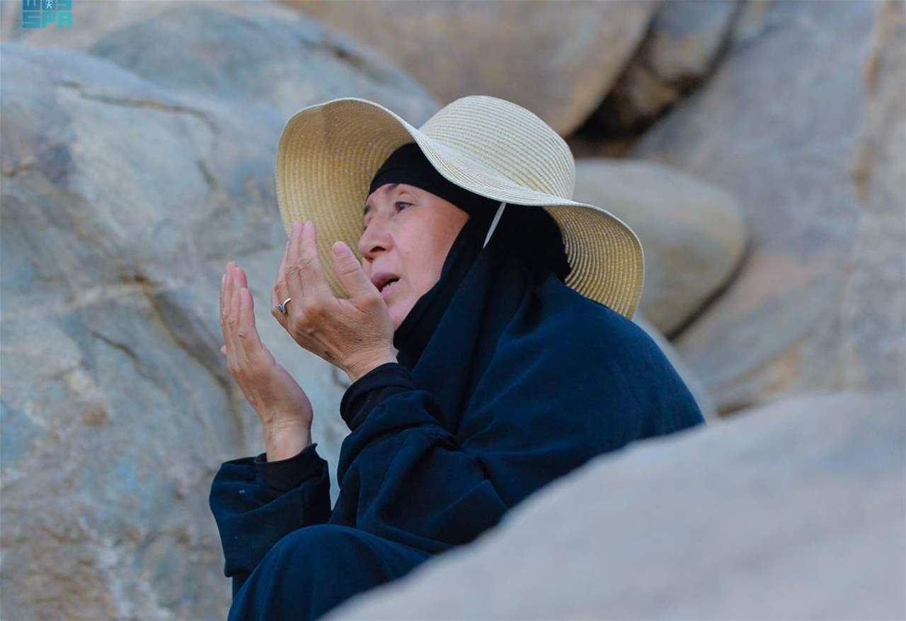 مليون حاج يصعدون إلى عرفات لأداء "ركن الحج الأعظم"