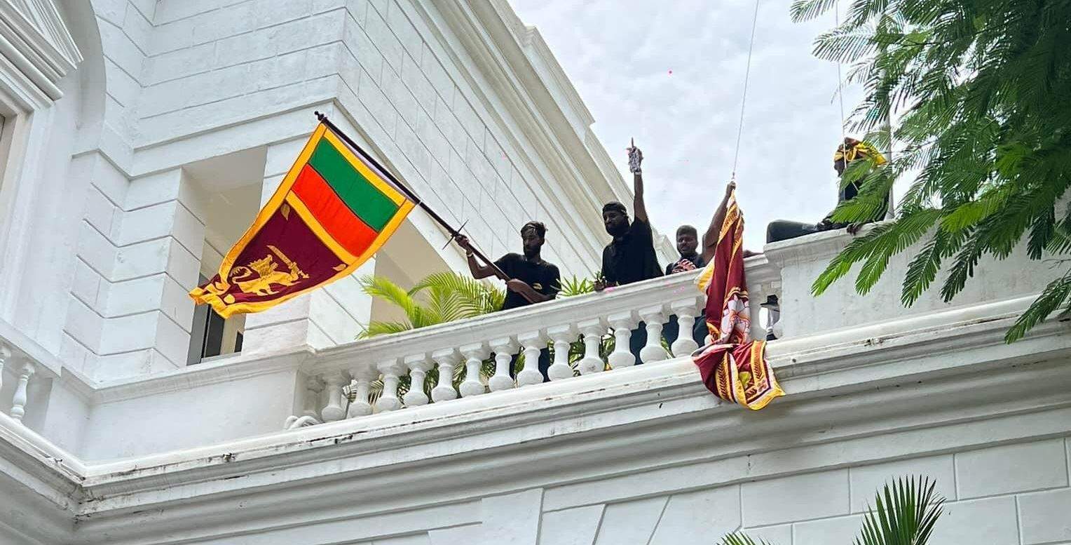      بالفيديو ـ  رئيس سريلانكا يفرّ من مقره الرسمي ومحتجون على أبواب القصر الرئاسي