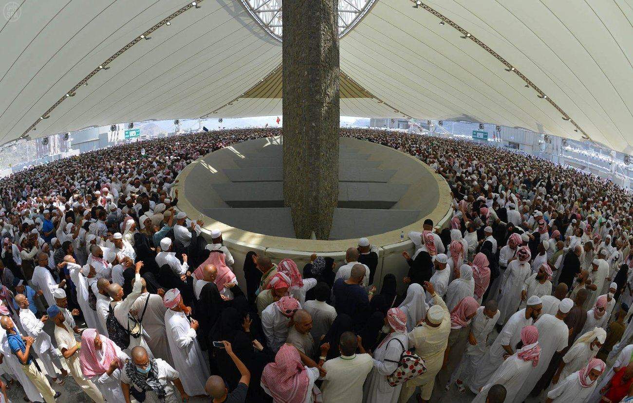 الحجاج يرمون الجمرات في أول أيام التشريق