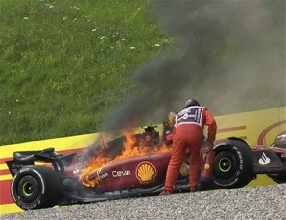 بالفيديو - هكذا اندلعت النيران في سيارة ساينز