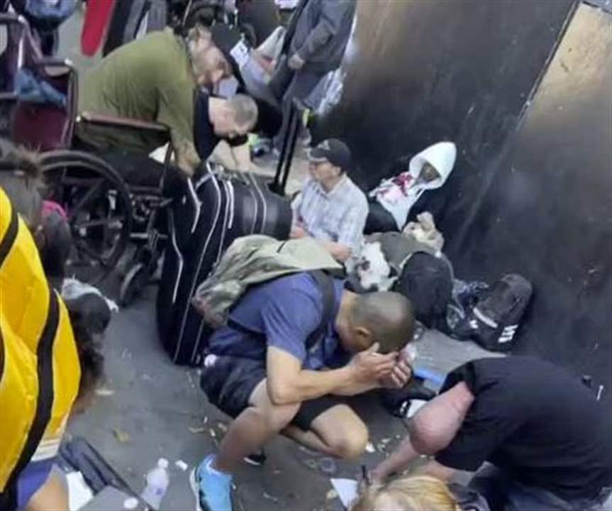 بالفيديو- لقطات صــ ادمة لطلاب يُجبَرون على العبور وسط مدمني المخــ درات