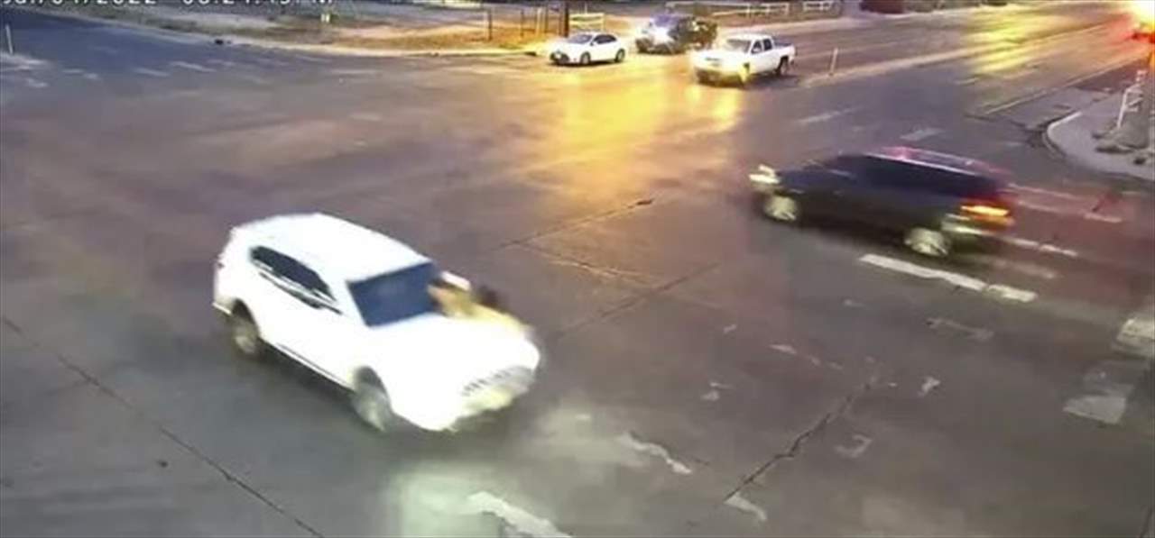 بالفيديو -  أم شجاعة تتصدى لمحاولة سرقة سيارتها.. وبداخلها طفلاها