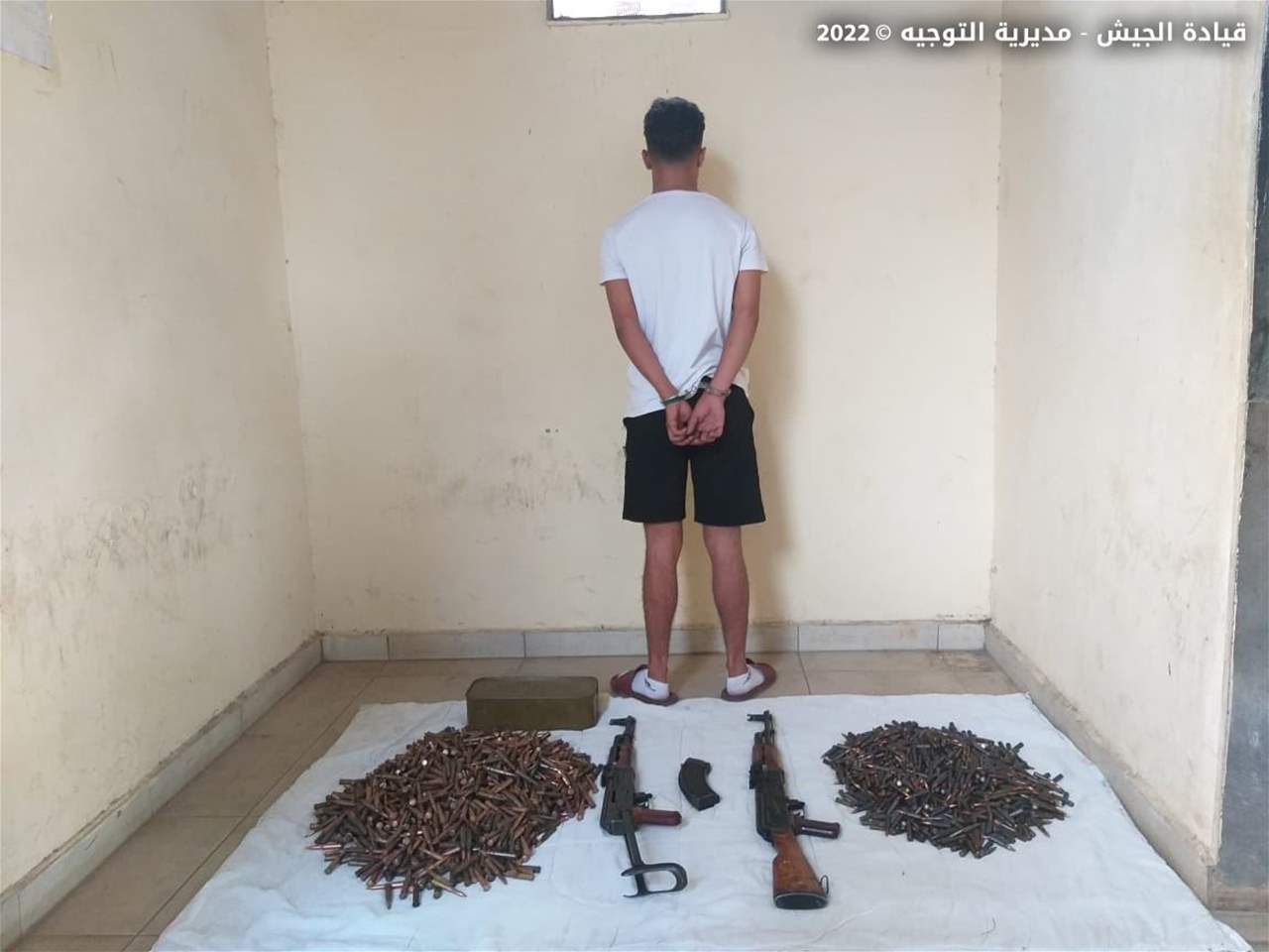 بالصور ـ الجيش اللبناني: ضبط سيارة في أكروم بداخلها كمية من الاسلحة والذخائر وتوقيف سائقها